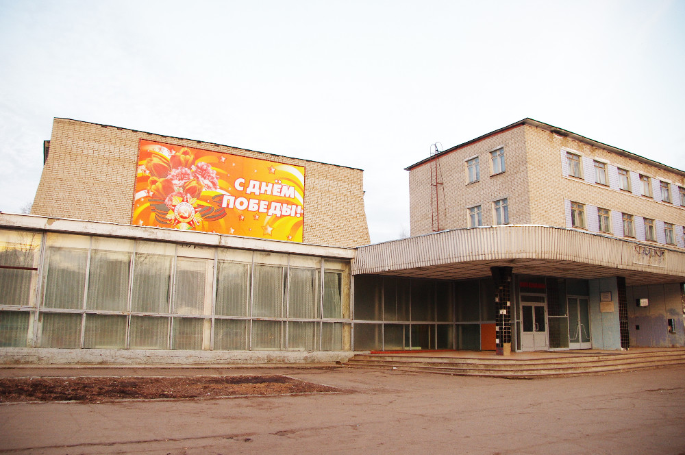 Школьный корпус с баннером ко Дню Победы