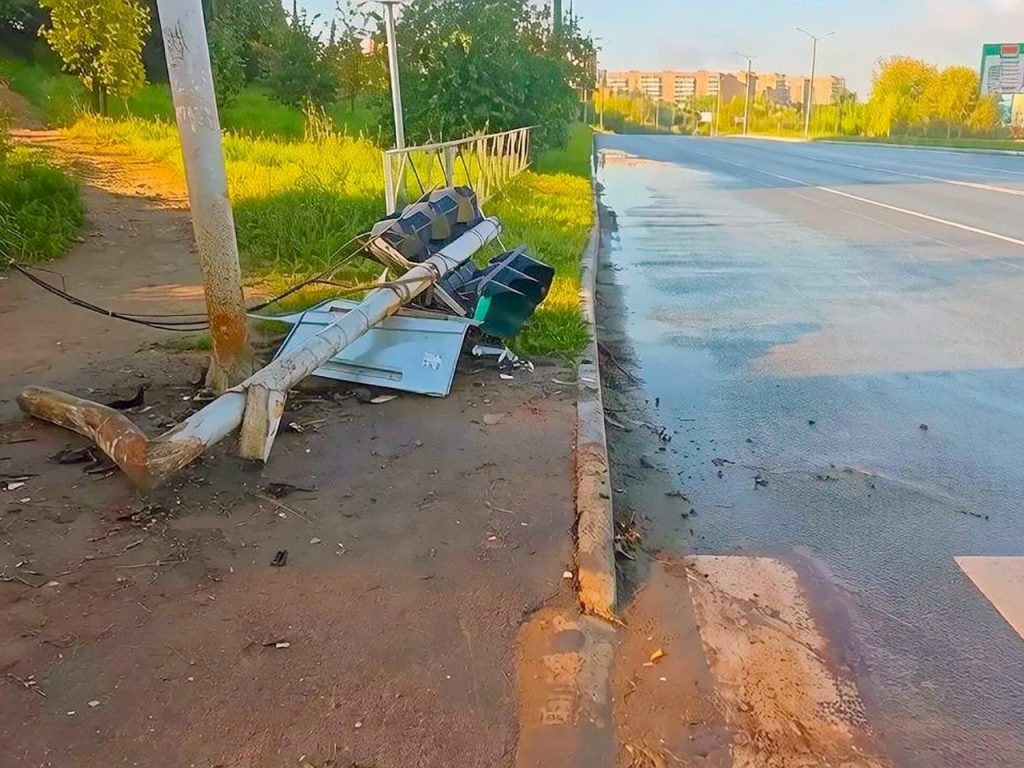В Кирово-Чепецке водитель сбил светофор и скрылся с места происшествия — Кирово-Чепецк