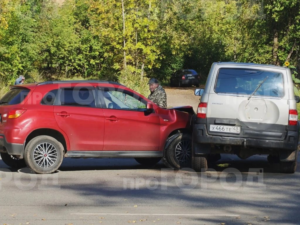 На проспекте Мира около ВАПКа столкнулись Mitsubishi и УАЗ «Патриот» 🚗 — Кирово-Чепецк