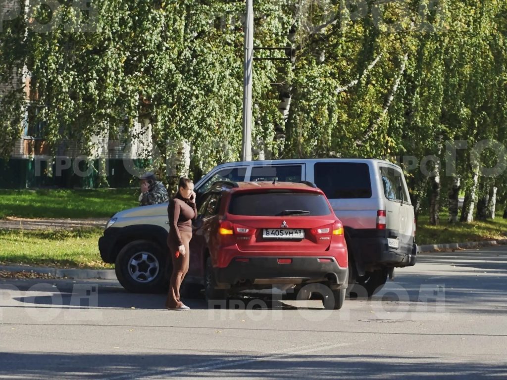 На проспекте Мира около ВАПКа столкнулись Mitsubishi и УАЗ «Патриот» 🚗 — Кирово-Чепецк