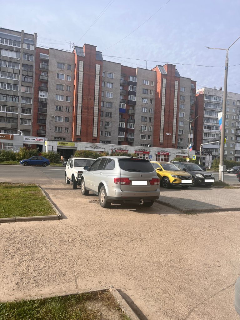 Анонимно. Просьба отреагировать и убрать автомобили с проезжей части РОССИИ 29!!!!! — Кирово-Чепецк