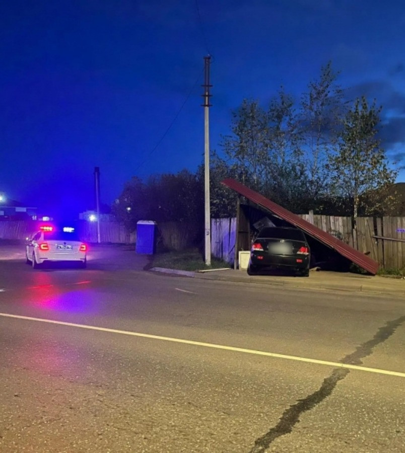 В Кирове пьяный бесправник разбил угнанную машину об остановку — Кирово-Чепецк