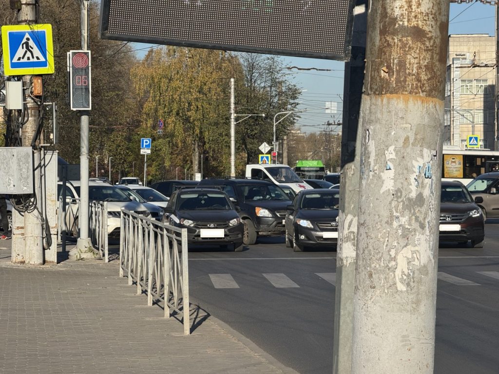 ДТП на Лепсе и Октябрьском проспекте парализовало движение — Кирово-Чепецк
