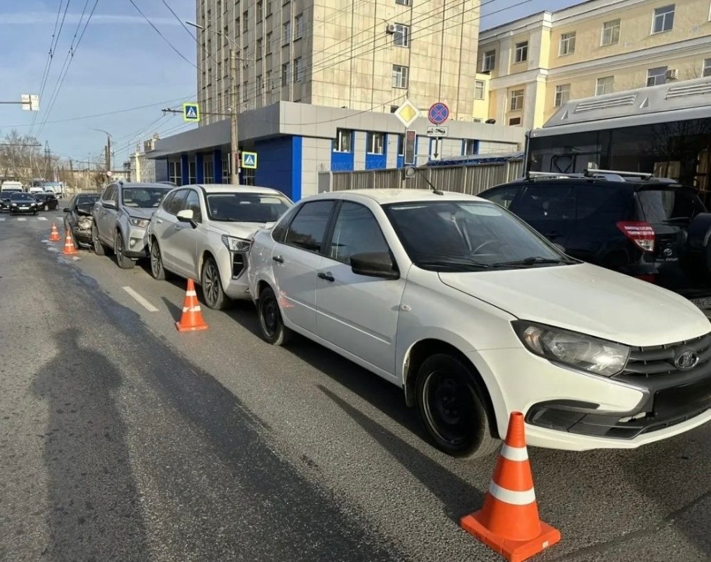 В Кирове столкнулись четыре автомобиля — Кирово-Чепецк