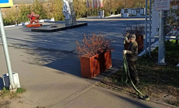 С улиц Кирова убирают контейнеры с цветами на зиму — Кирово-Чепецк