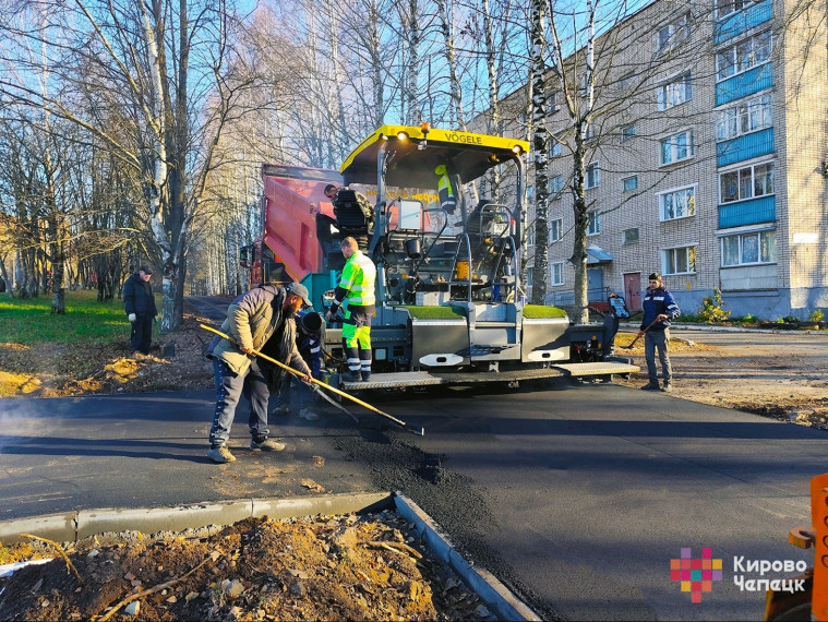 Подрядчик приступил к асфальтированию тротуара на Сосновой улице — Кирово-Чепецк