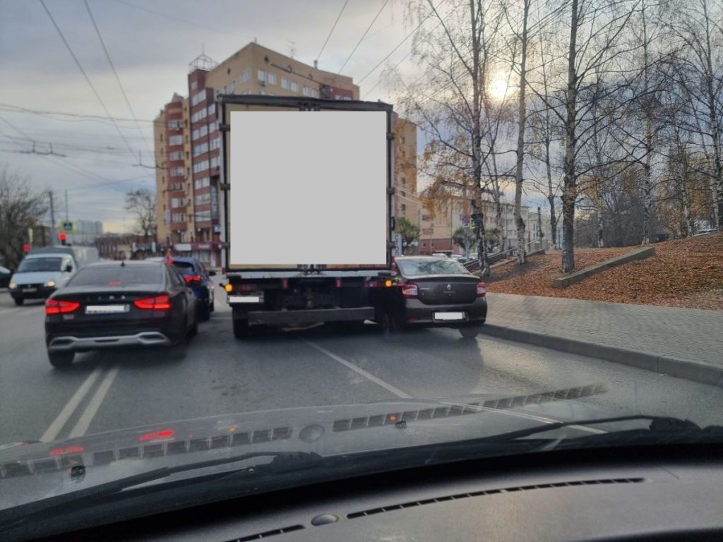 На перекрестке Владимирской и Комсомольской грузовик «притер» легковушку — Кирово-Чепецк