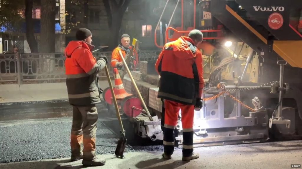 В Кирове начали устранять колеи на дорогах перед зимой — Кирово-Чепецк