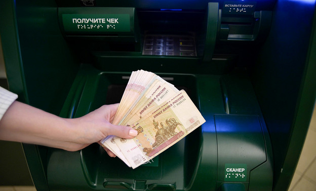 В Кирове банкомат помешал мошенникам украсть у женщины 300 тысяч рублей — Кирово-Чепецк
