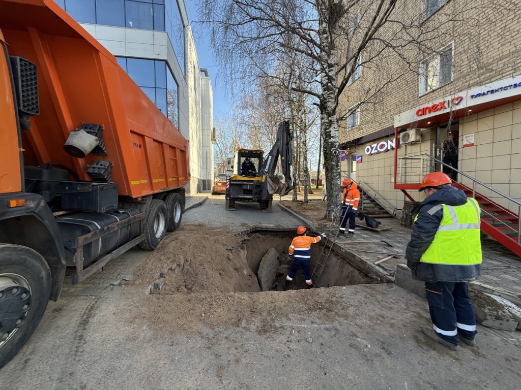 В Кирове устраняют утечку воды на Октябрьском проспекте — Кирово-Чепецк