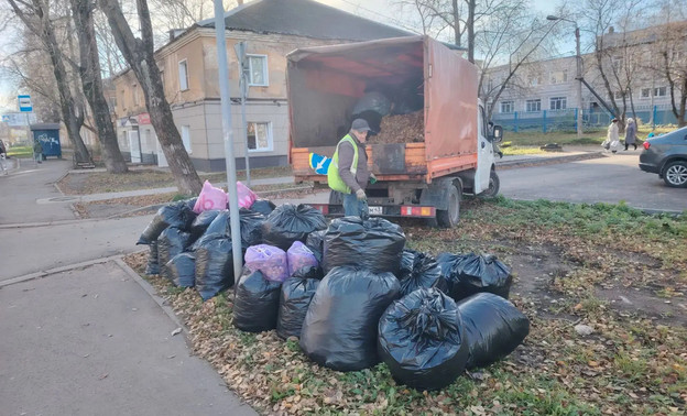 В Кирове подрядчики убирают с улиц листву и смет — Кирово-Чепецк