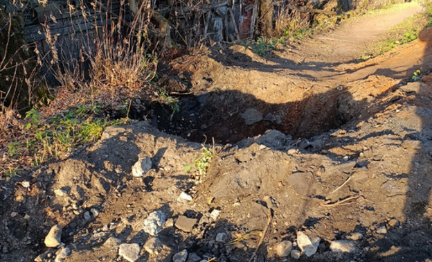 В Кирове на популярной тропе у ДК «Родина» появилась опасная яма — Кирово-Чепецк