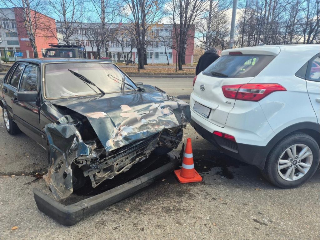 В Кирове столкнулись три автомобиля, пострадала пассажирка — Кирово-Чепецк