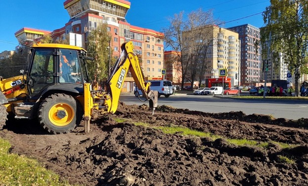 В Кирове благоустраивают газон и сажают тюльпаны — Кирово-Чепецк