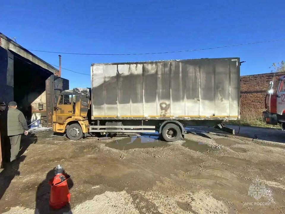 В Кирово-Чепецком районе мужчина угодил в больницу с ожогами после возгорания гаража и КАМАЗа — Кирово-Чепецк