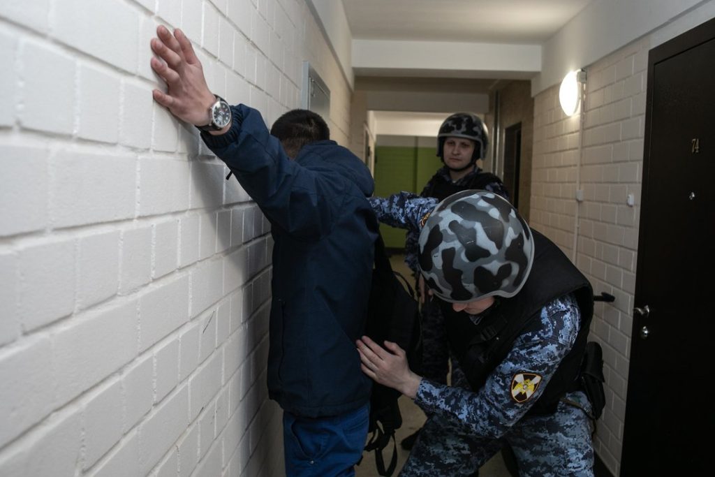 Росгвардейцы задержали в кировской столовой посетителя, находившегося в розыске — Кирово-Чепецк