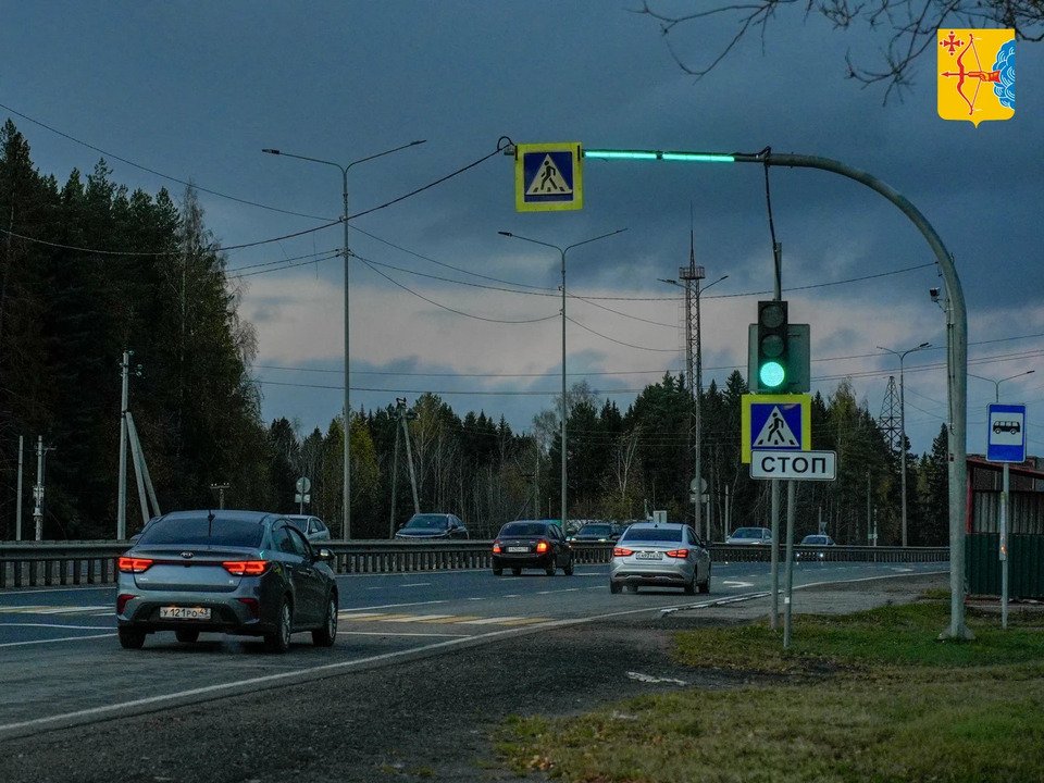 На загруженных трассах Кировской области начали устанавливать дублирующие светофоры — Кирово-Чепецк