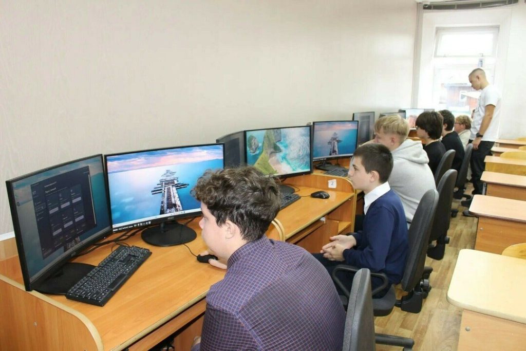 Яранские школьники попробовали себя в работе с искусственным интеллектом — Кирово-Чепецк
