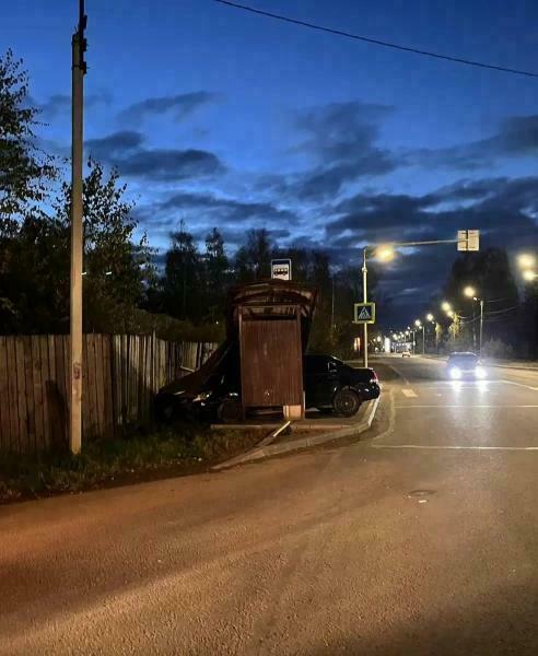 В Кирове пьяный угонщик протаранил остановку на улице Павла Корчагина — Кирово-Чепецк