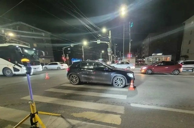 В Кирове водитель «Мерседеса» сбил двух мальчиков на улице Ивана Попова — Кирово-Чепецк
