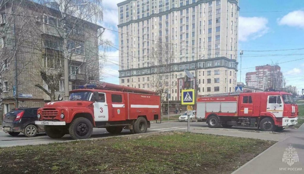 В Кирове на Комсомольской загорелся автомобиль Лада Ларгус — Кирово-Чепецк