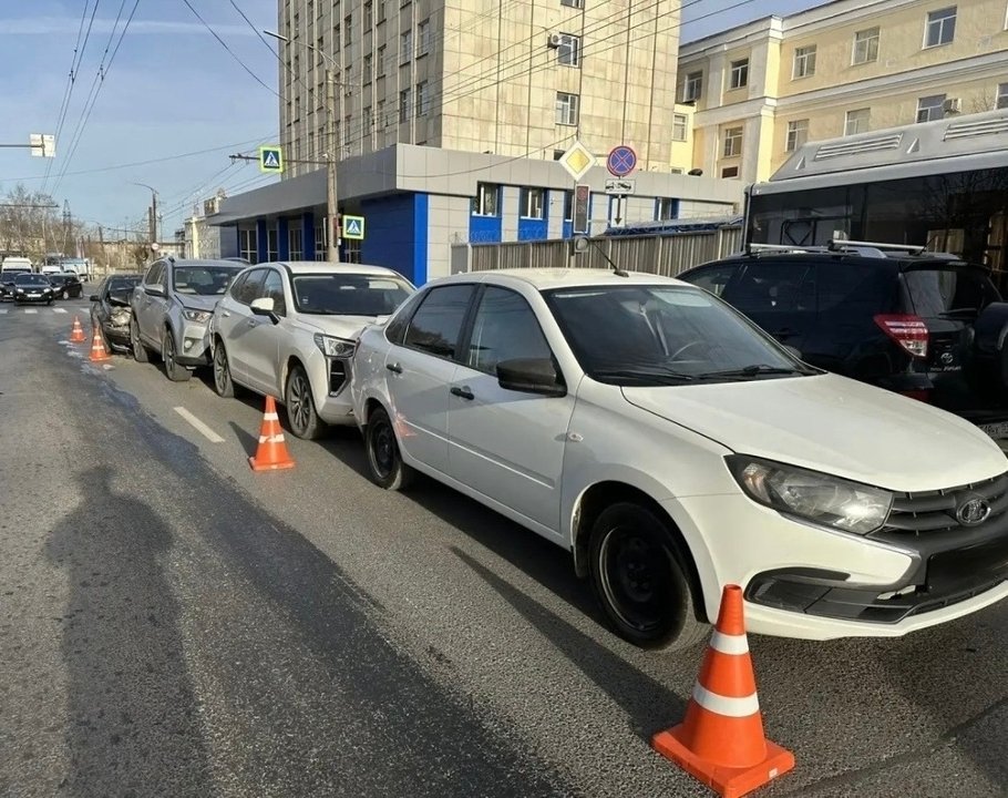 «Паровозик» из четырёх авто собрал пробку на Октябрьском проспекте — Кирово-Чепецк