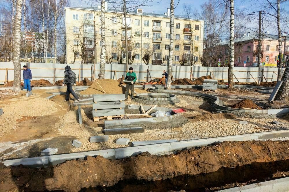 В кировском сквере Надежды кладут плитку и готовят тематические зоны — Кирово-Чепецк