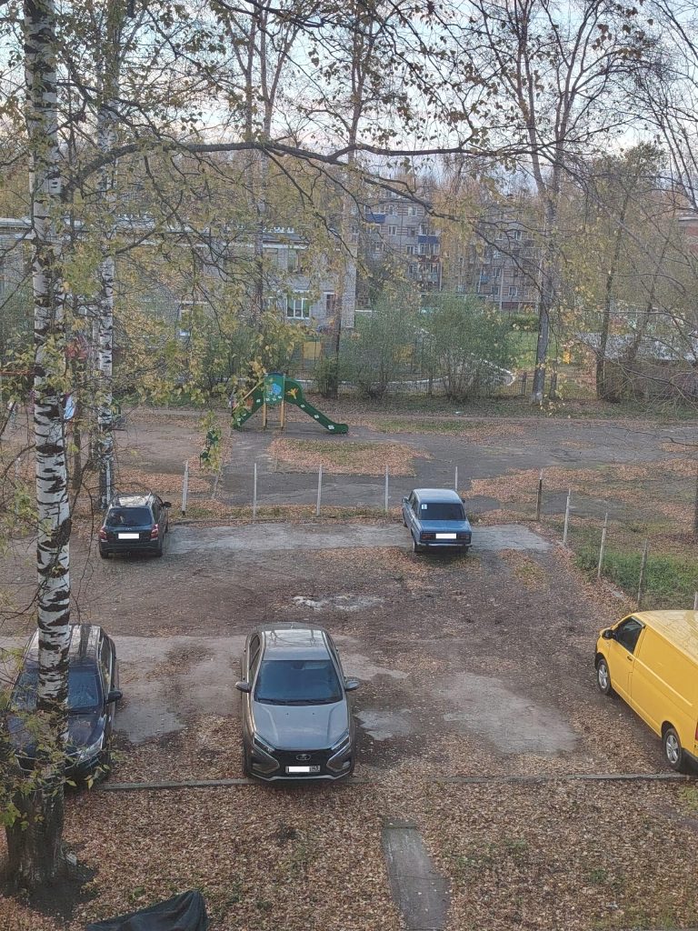 Если ты заехал на парковку, дак ты поставь свой тазик нормально, а не на два парковочных места, люди с работы… — Кирово-Чепец…
