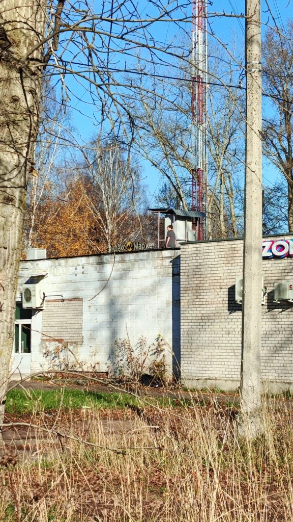 Вот мальчик ползает по крыше Родыгина 4 и орет на всю улицу — Кирово-Чепецк