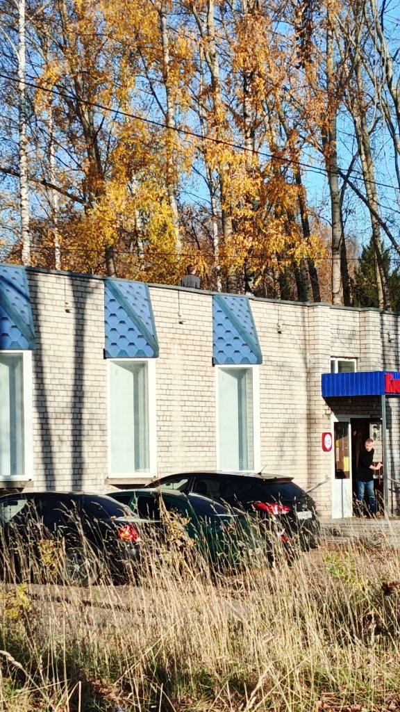 Вот мальчик ползает по крыше Родыгина 4 и орет на всю улицу — Кирово-Чепецк