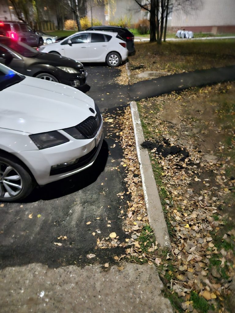 Родители которые приезжают в спортивную школу на Юбилейной, хватить перекрывать своей машиной тротуары — Кирово-Чепецк