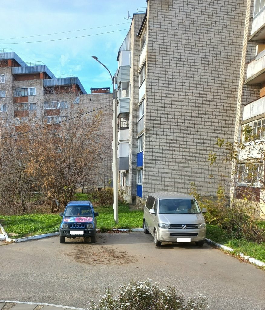 АНОН. Еще один мастер парковки. Ну приехал ты в чужой двор на долго, имей совесть, ну «парконись» ты по-челове… — К…