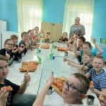 «Трепанеч», пирог из кабачка и домашняя выпечка: чем угощают школьников в ходе акции «Пирог на четвертое» — Кирово-Чепецк