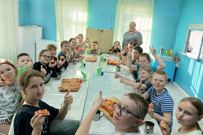 «Трепанеч», пирог из кабачка и домашняя выпечка: чем угощают школьников в ходе акции «Пирог на четвертое» — Кирово-Чепецк